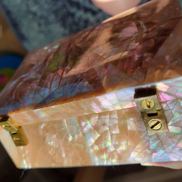 Jewelry box with beautiful shell inlay and soft velvet like interior. - Picture 2 of 7